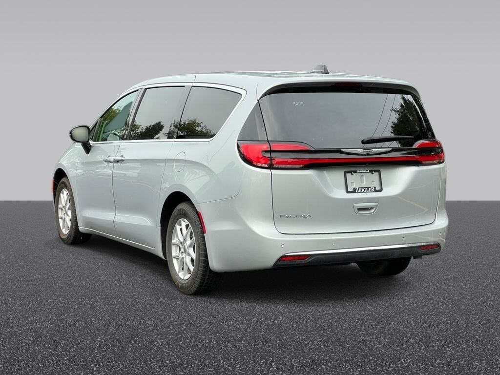 Used 2024 Chrysler Pacifica Touring L Minivan/Van