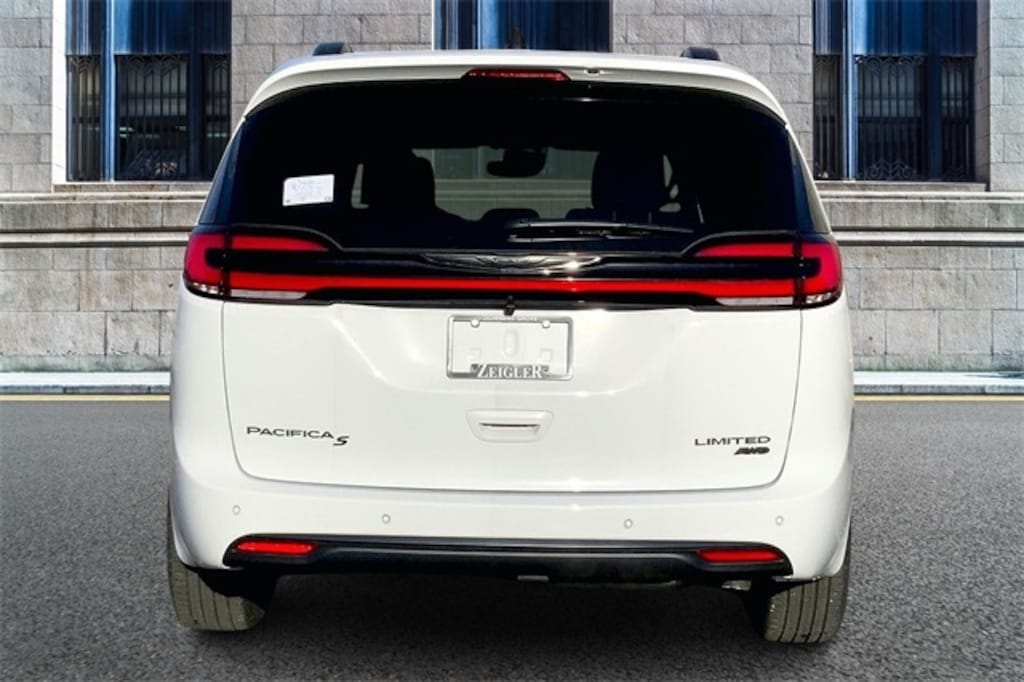 New 2026 Chrysler Pacifica Limited Van Passenger Van