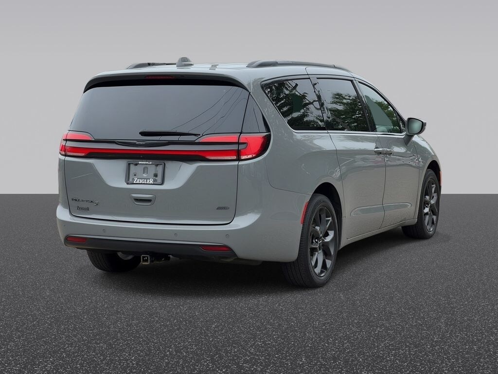 Used 2021 Chrysler Pacifica Touring L Minivan/Van