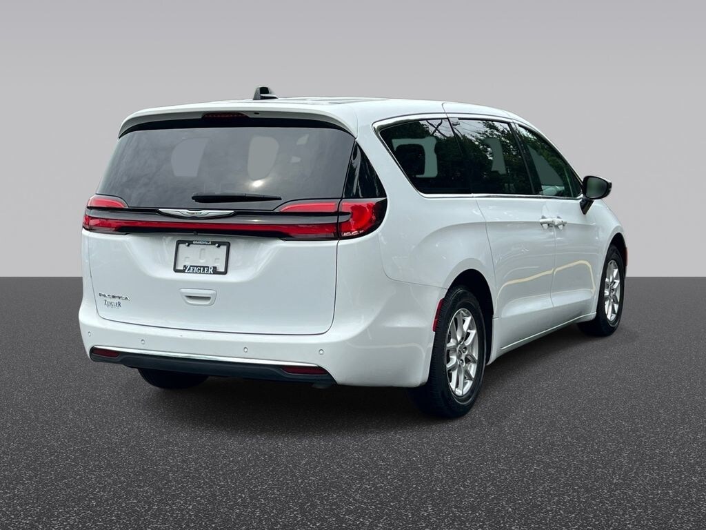 Used 2025 Chrysler Pacifica Select Minivan/Van
