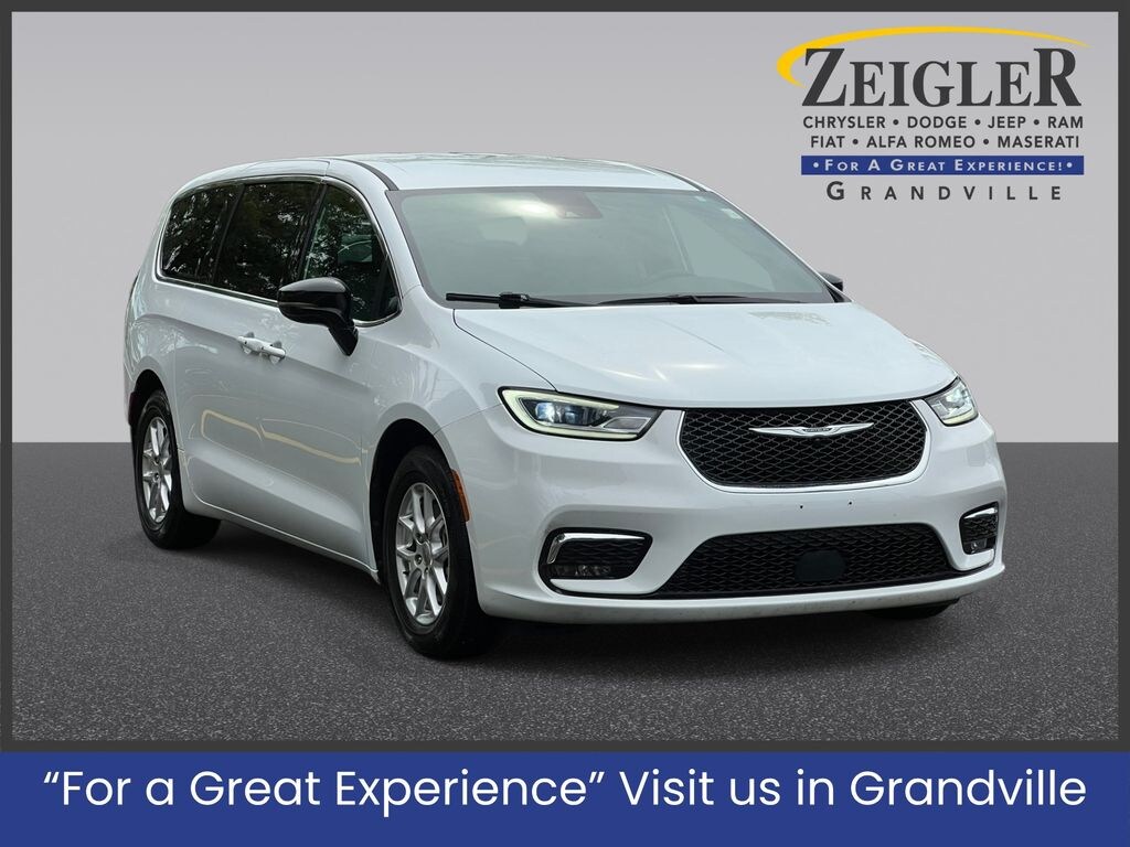 Used 2025 Chrysler Pacifica Select Minivan/Van