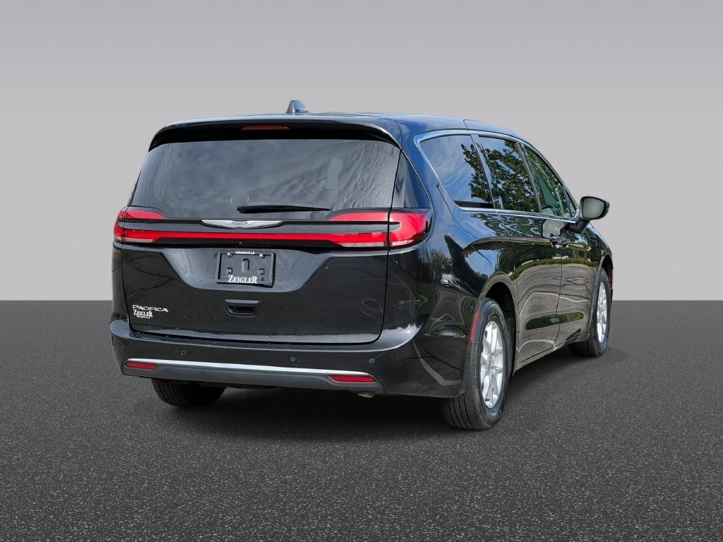 Used 2023 Chrysler Pacifica Touring L Minivan/Van