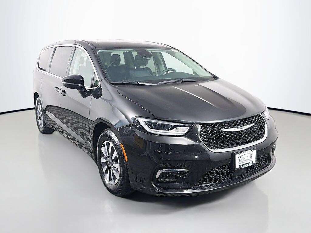 Used 2023 Chrysler Pacifica Hybrid Touring L Minivan/Van