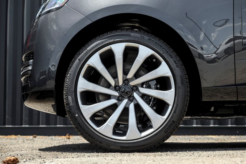 New 2026 Land Rover Range Rover P530 SE SUV