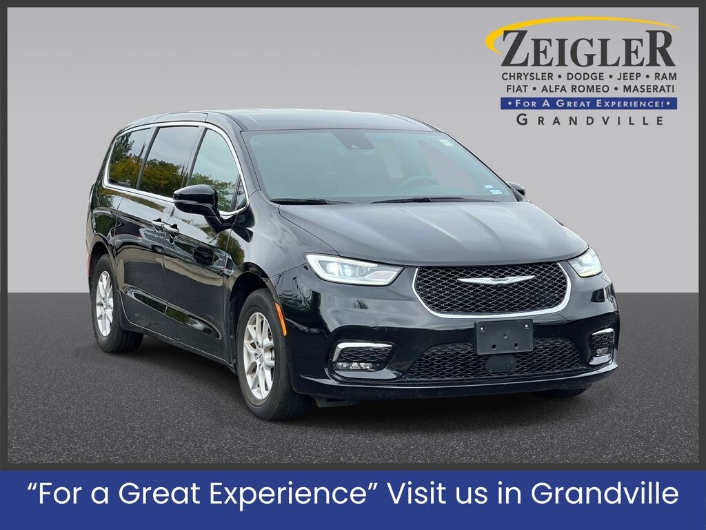 Used 2025 Chrysler Pacifica Select Minivan/Van