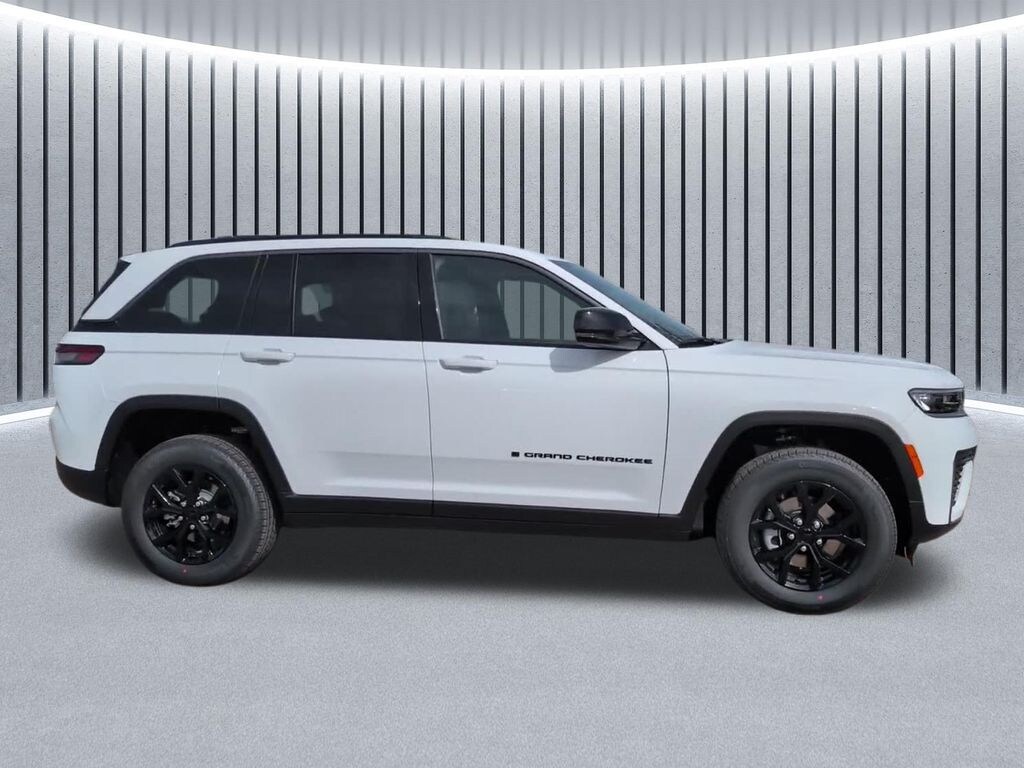 New 2026 Jeep Grand Cherokee Laredo SUV