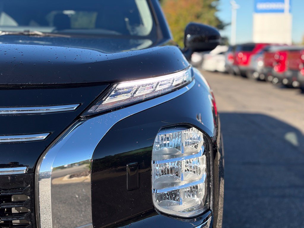 Used 2025 Mitsubishi Outlander SE SUV