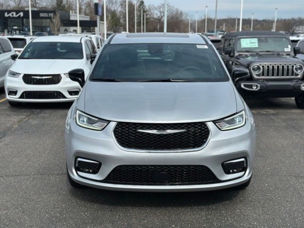 New 2026 Chrysler Pacifica Limited Van Passenger Van