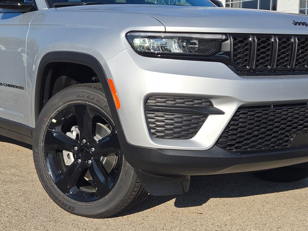 New 2025 Jeep Grand Cherokee Laredo SUV