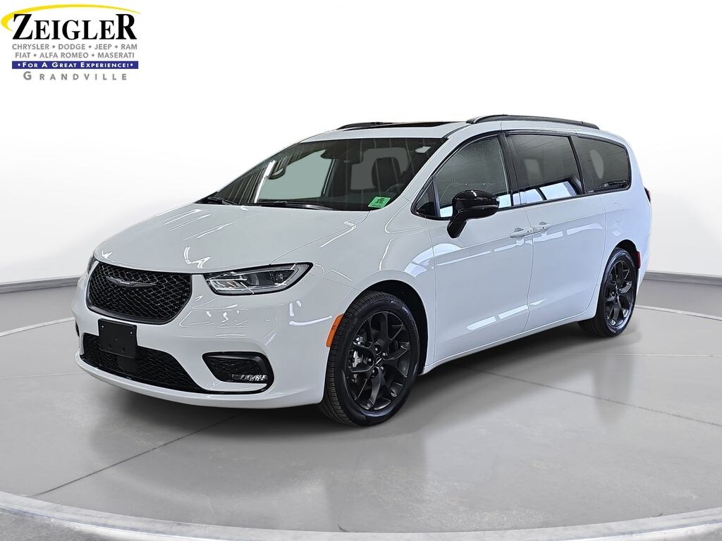 Certified 2025 Chrysler Pacifica Limited Minivan/Van