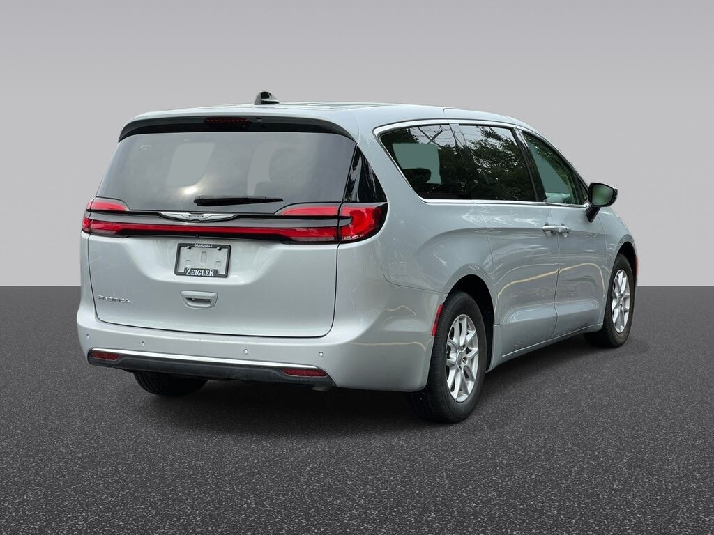 Used 2024 Chrysler Pacifica Touring L Minivan/Van