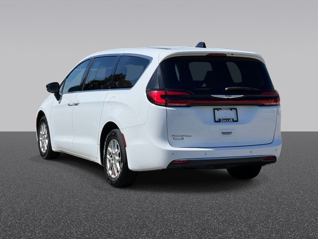 Used 2024 Chrysler Pacifica Touring L Minivan/Van