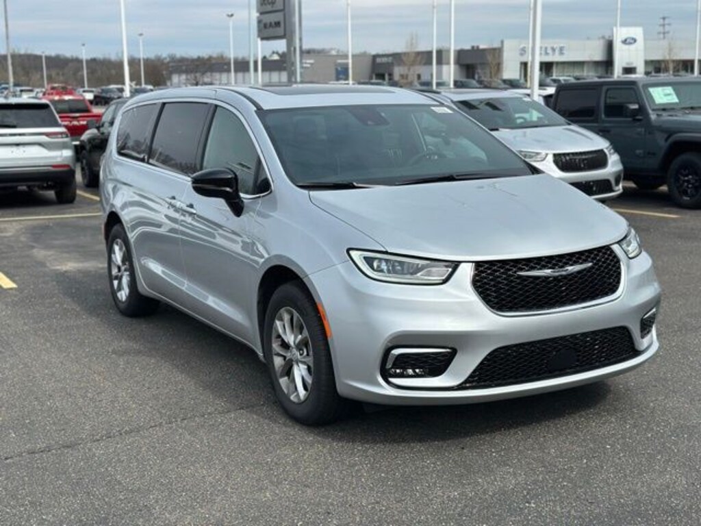 New 2026 Chrysler Pacifica Limited Van Passenger Van