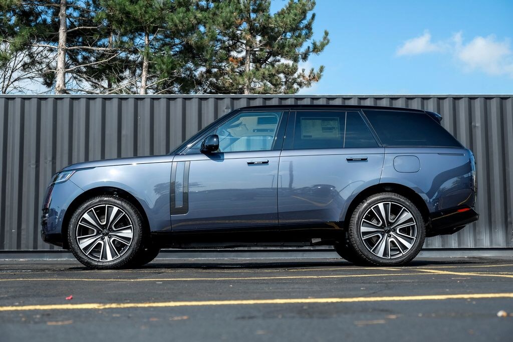 New 2026 Land Rover Range Rover P550e SE SUV