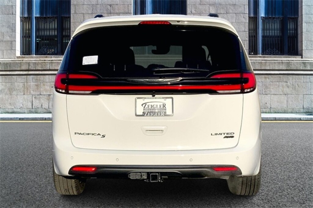 New 2026 Chrysler Pacifica Limited Van Passenger Van