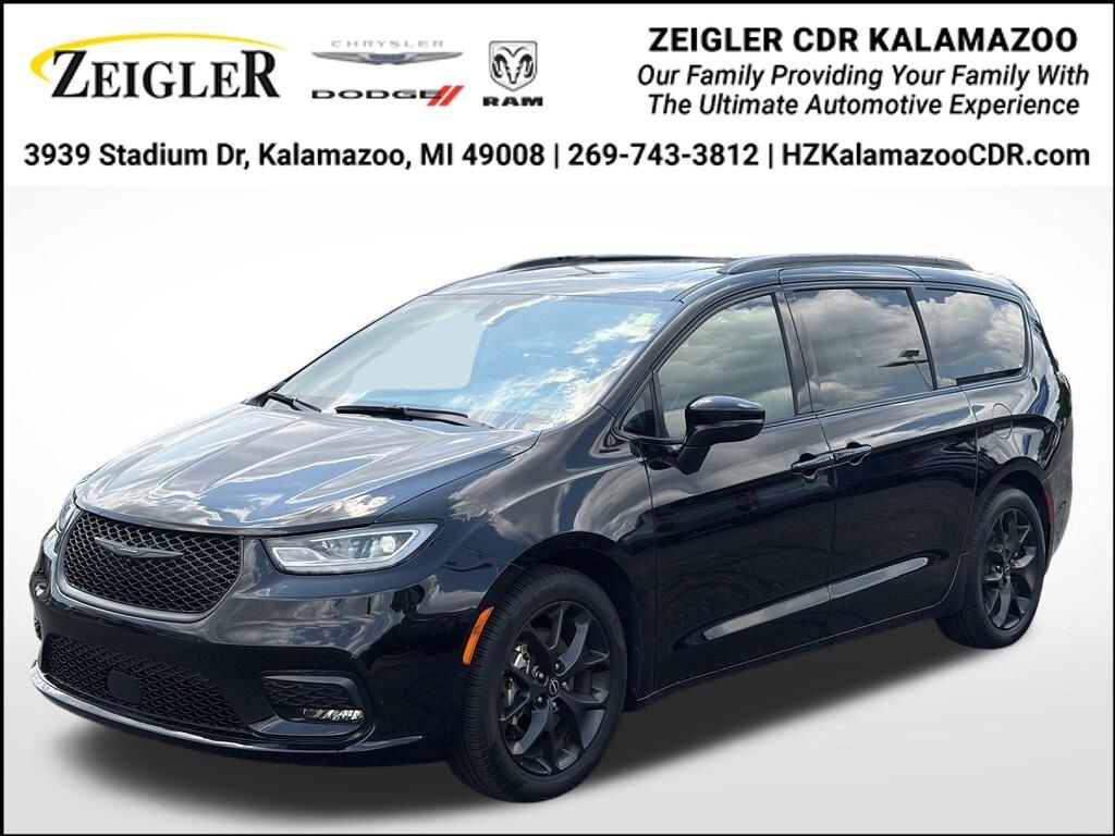 Certified 2025 Chrysler Pacifica Limited Minivan/Van