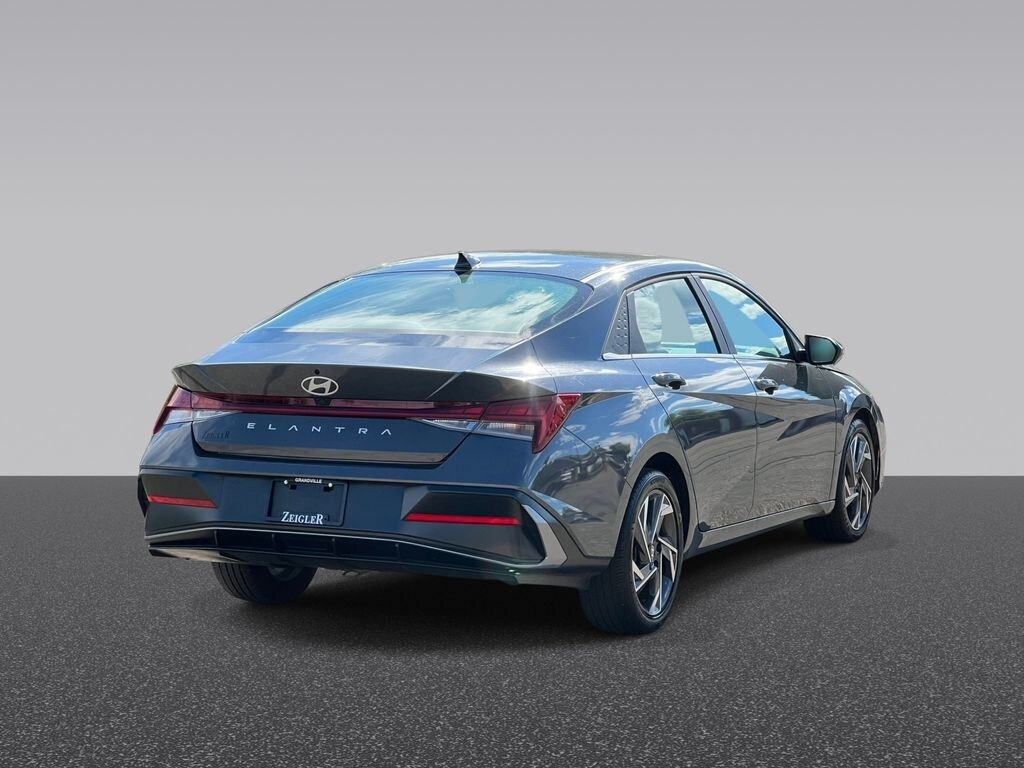 Used 2025 Hyundai Elantra SEL Convenience Sedan