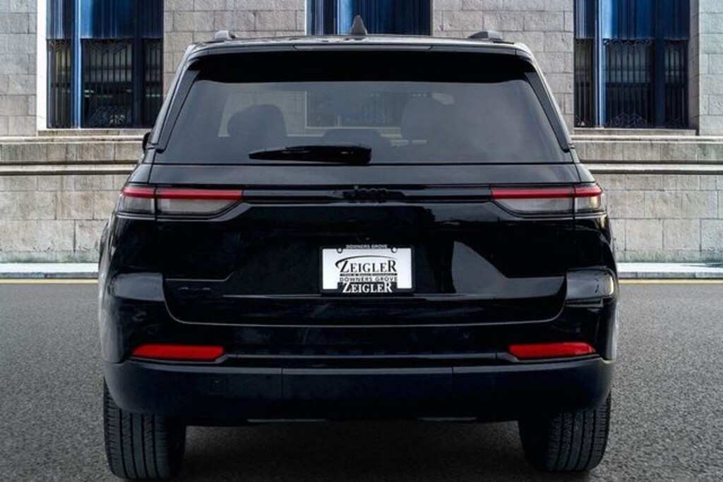 Used 2023 Jeep Grand Cherokee Altitude SUV
