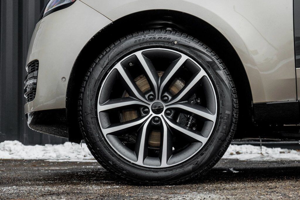 New 2026 Land Rover Range Rover P550e SE SUV