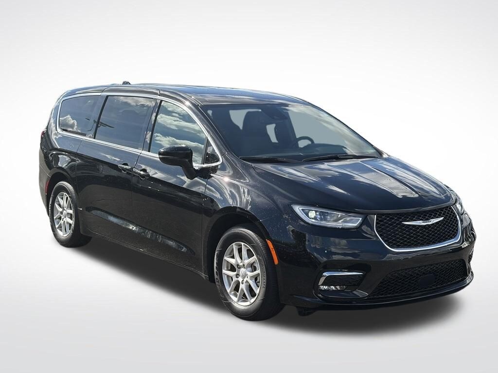 Used 2025 Chrysler Pacifica Select Minivan/Van