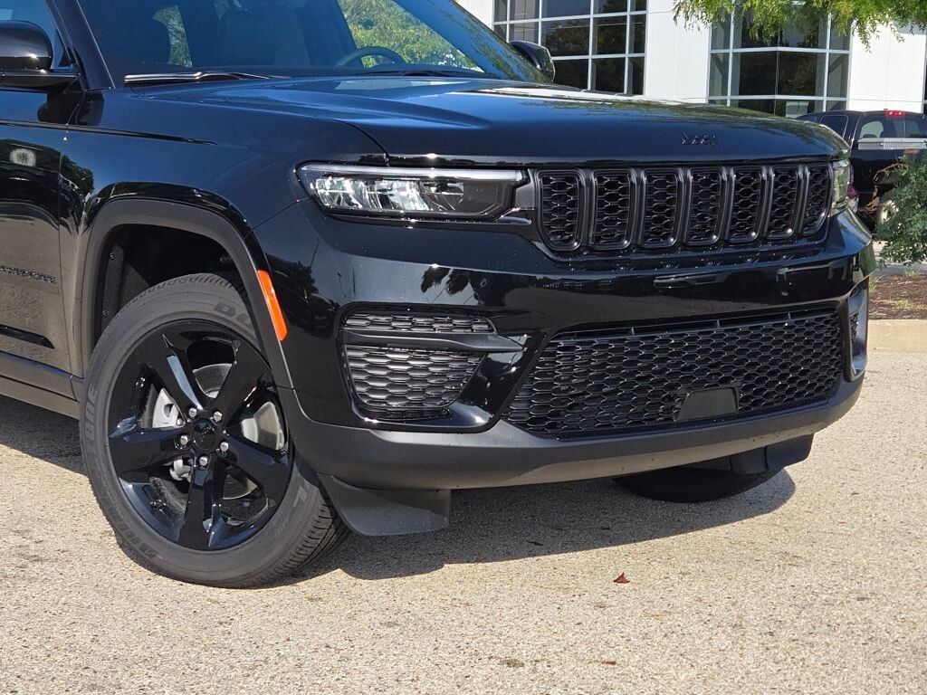 New 2025 Jeep Grand Cherokee Laredo SUV