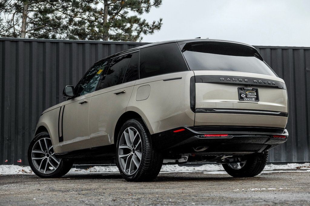 New 2026 Land Rover Range Rover P550e SE SUV