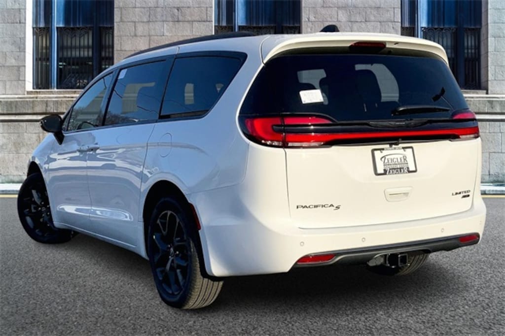 New 2026 Chrysler Pacifica Limited Van Passenger Van