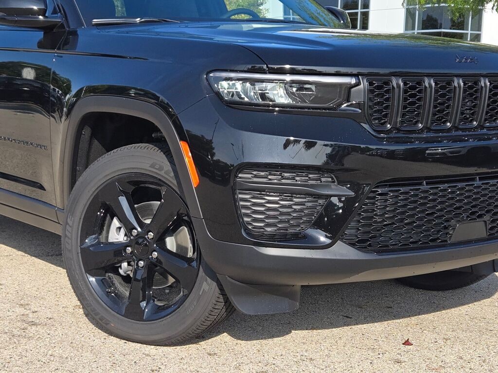 New 2025 Jeep Grand Cherokee Laredo SUV