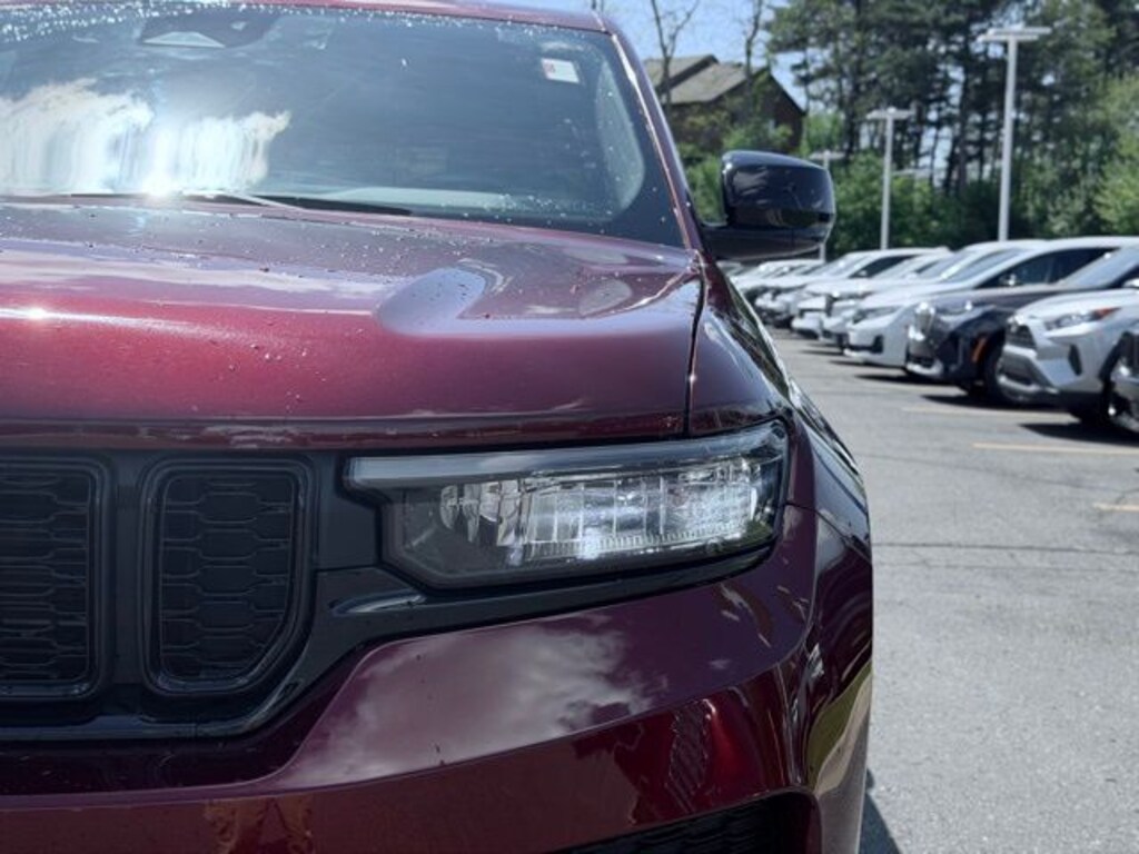 Used 2025 Jeep Grand Cherokee Altitude SUV