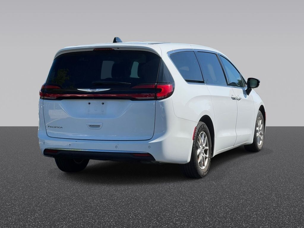 Used 2024 Chrysler Pacifica Touring L Minivan/Van