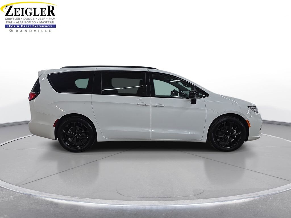 Certified 2025 Chrysler Pacifica Limited Minivan/Van