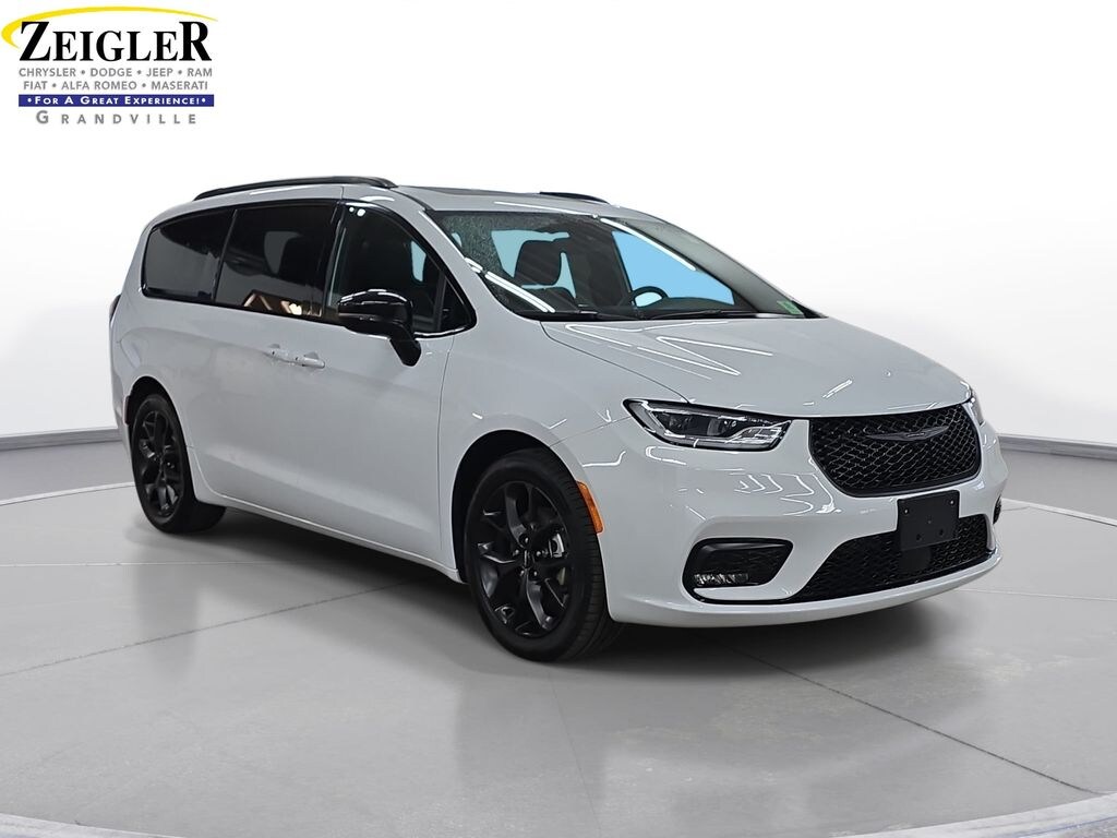 Certified 2025 Chrysler Pacifica Limited Minivan/Van