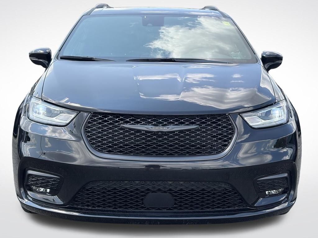 Certified 2025 Chrysler Pacifica Limited Minivan/Van