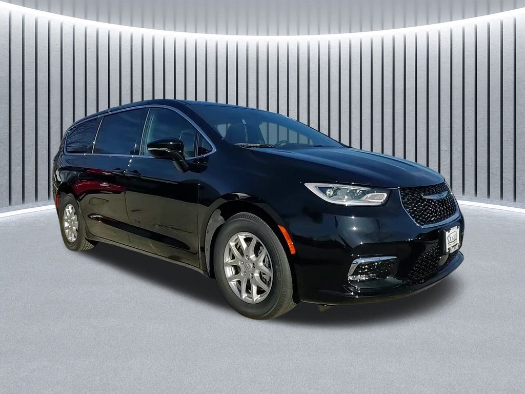 2026 Chrysler Pacifica Select's photo