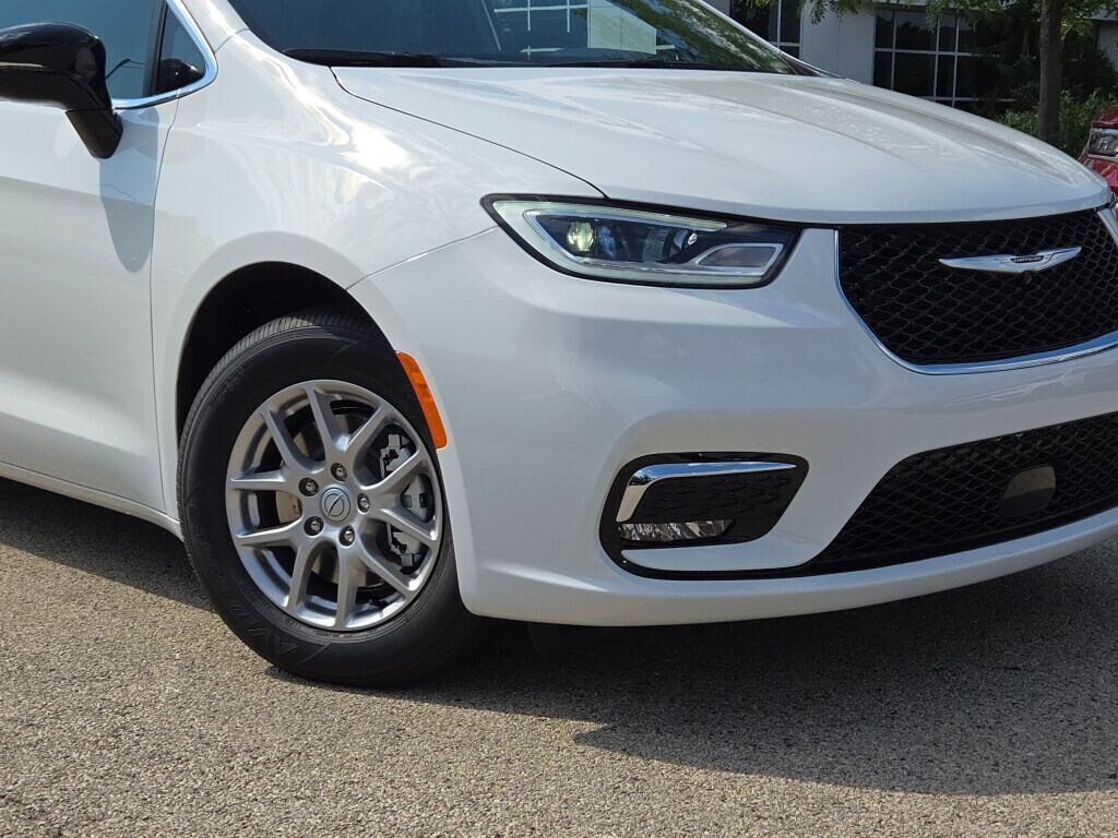 New 2026 Chrysler Pacifica Select Van Passenger Van