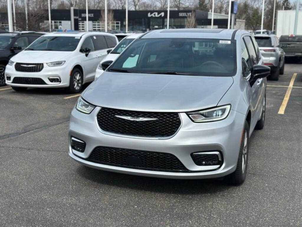 New 2026 Chrysler Pacifica Limited Van Passenger Van