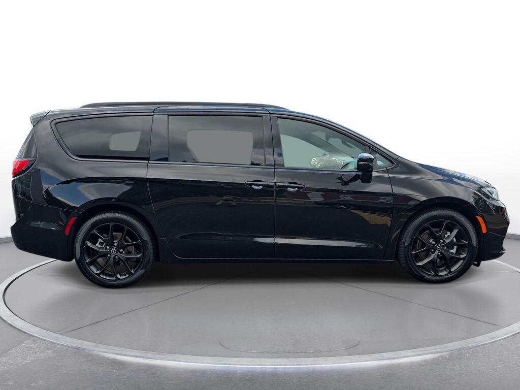 Used 2025 Chrysler Pacifica Limited Minivan/Van