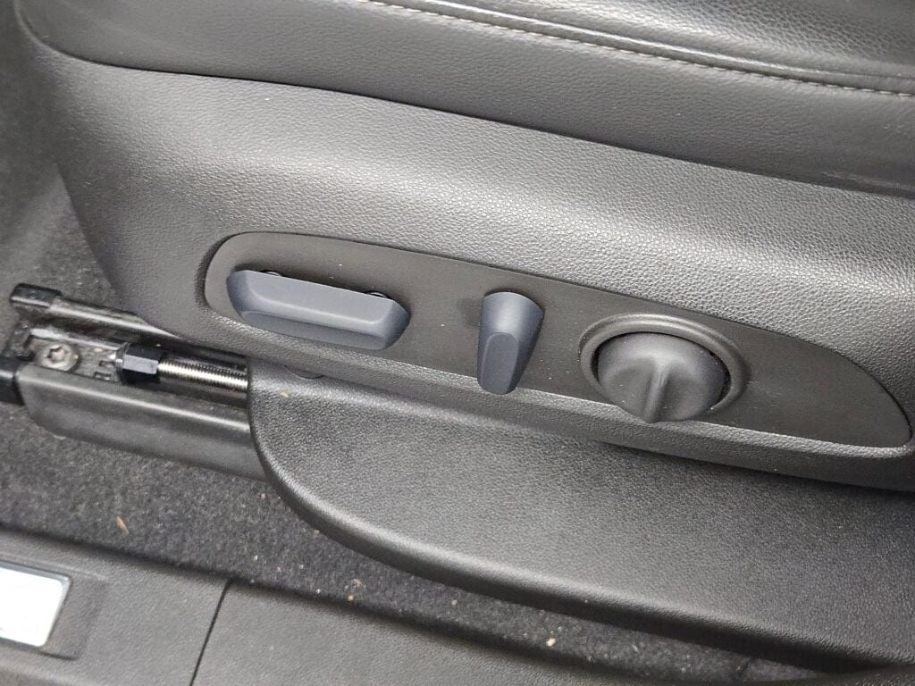 2023 GMC ACADIA - Image 28