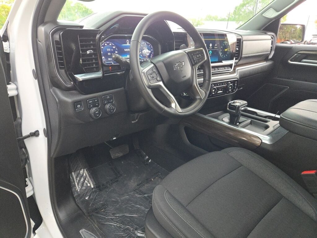 2025 CHEVROLET SILVERADO - Image 24