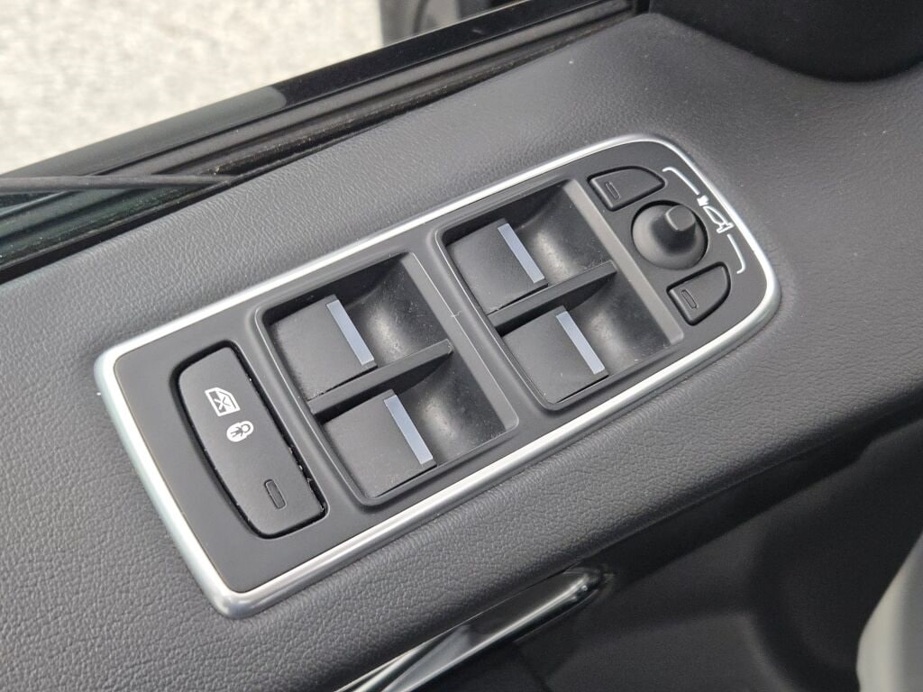 2019 JAGUAR F-PACE - Image 23