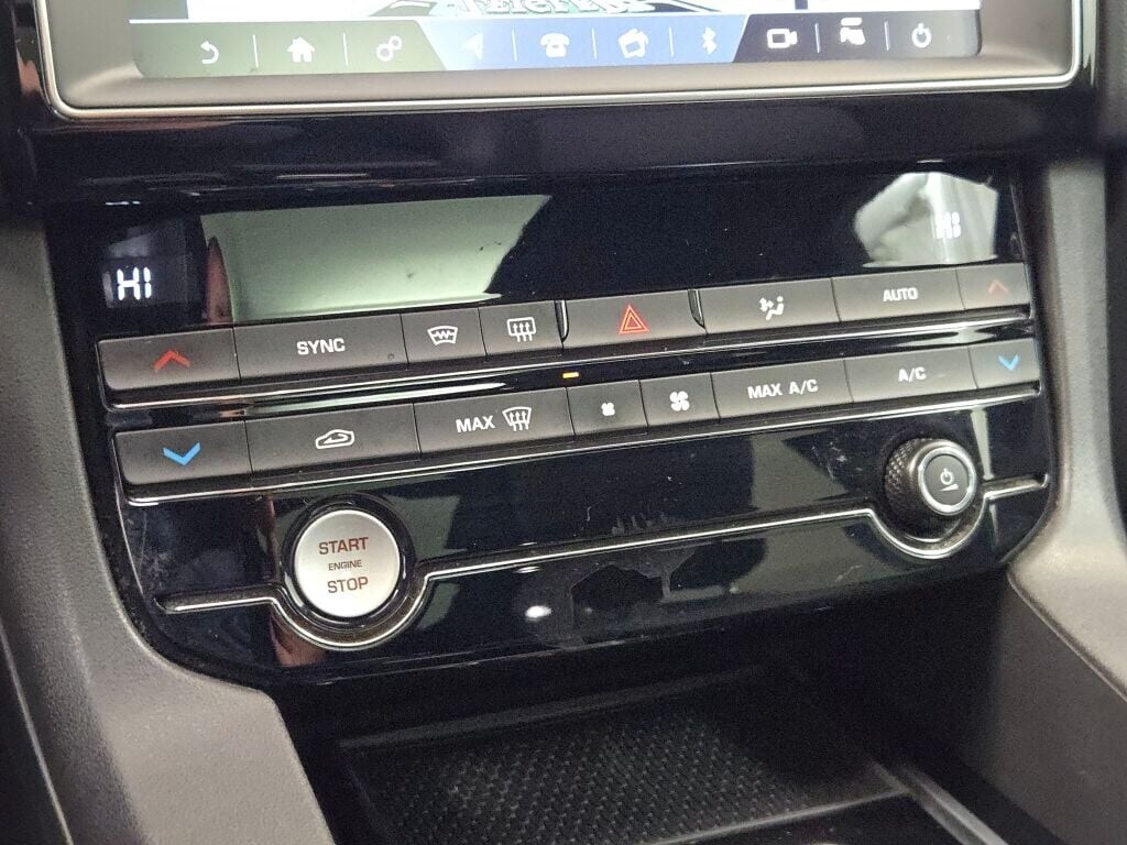 2019 JAGUAR F-PACE - Image 33