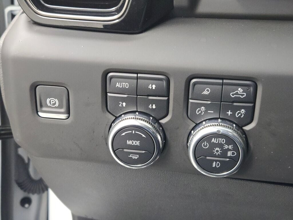 2025 GMC SIERRA - Image 28