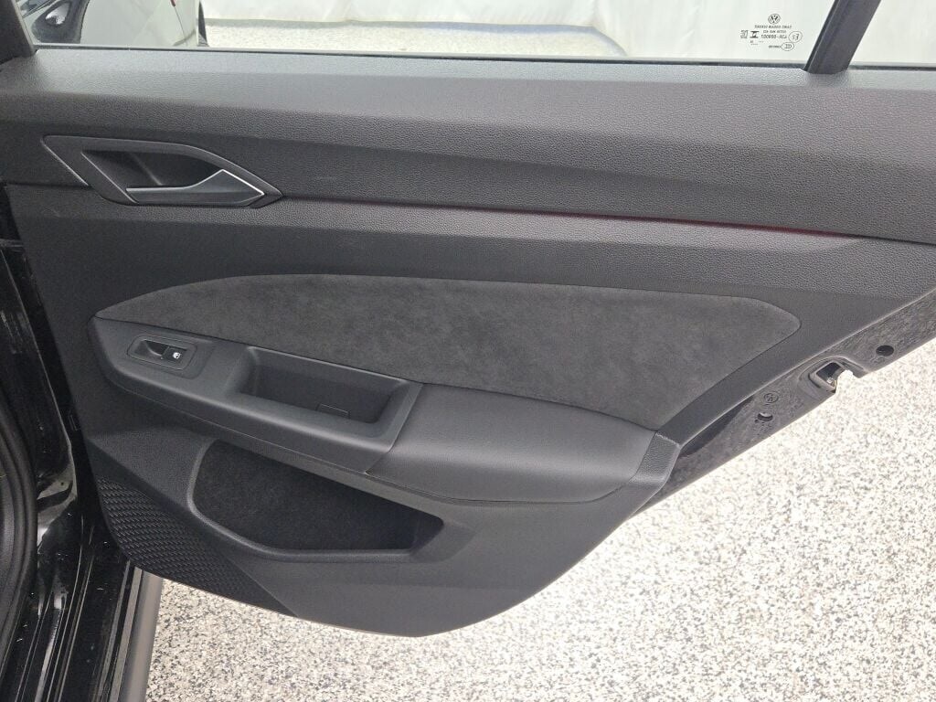 2024 VOLKSWAGEN GOLF GTI - Image 10