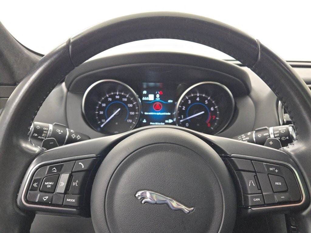 2019 JAGUAR F-PACE - Image 37