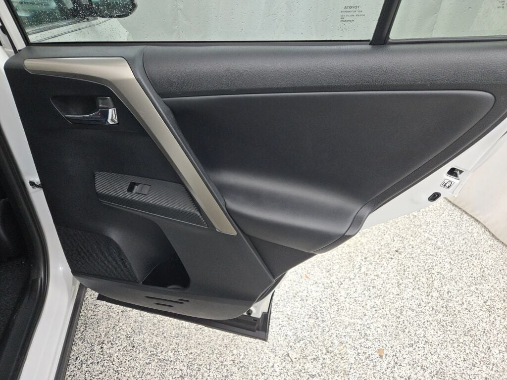 2015 TOYOTA RAV4 - Image 10