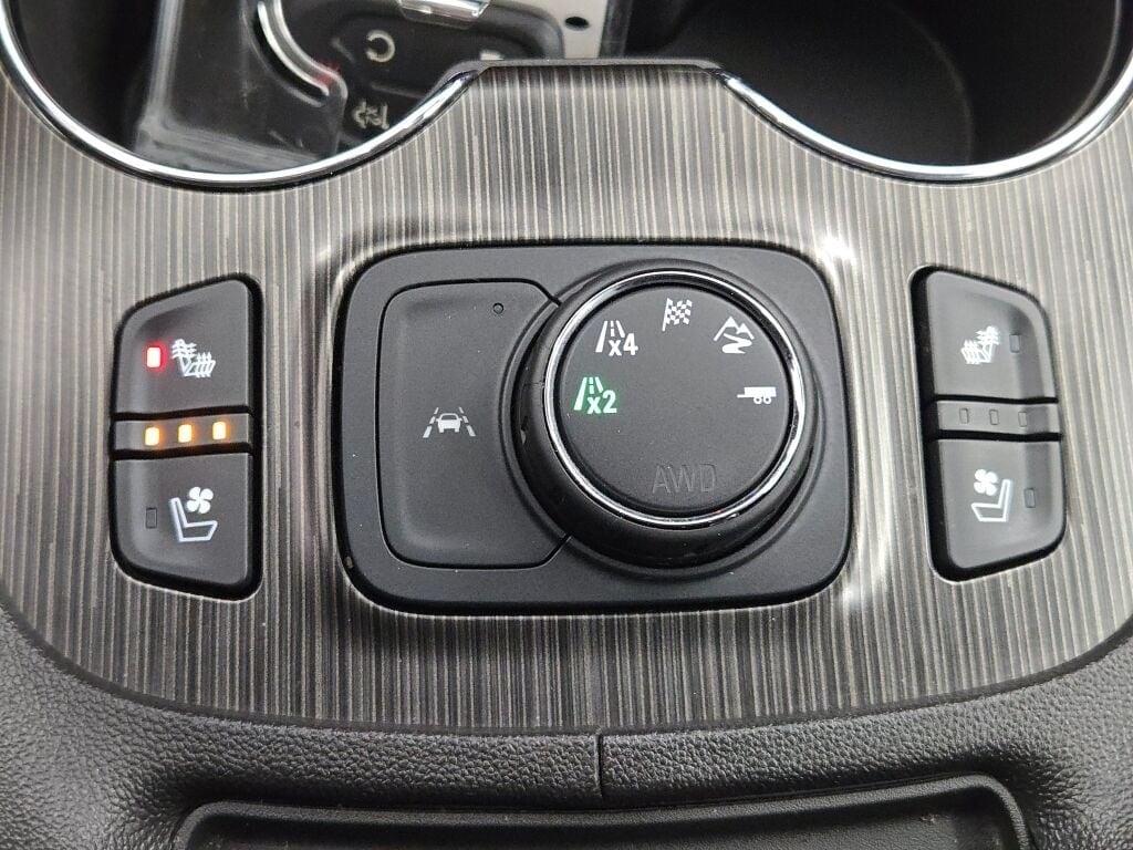 2023 GMC ACADIA - Image 33