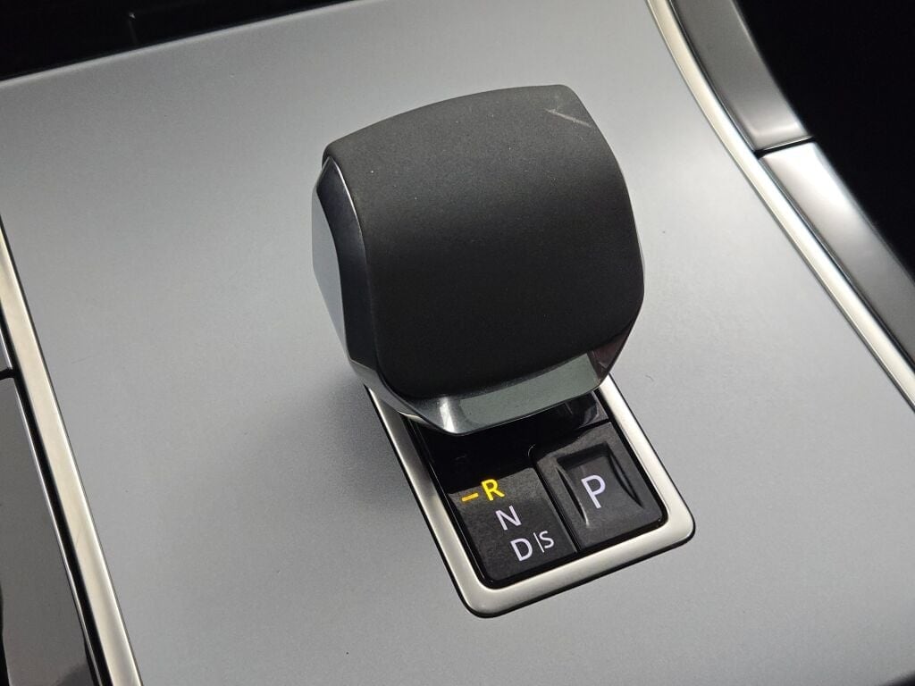 2024 LAND ROVER RANGE ROVER VELAR - Image 32