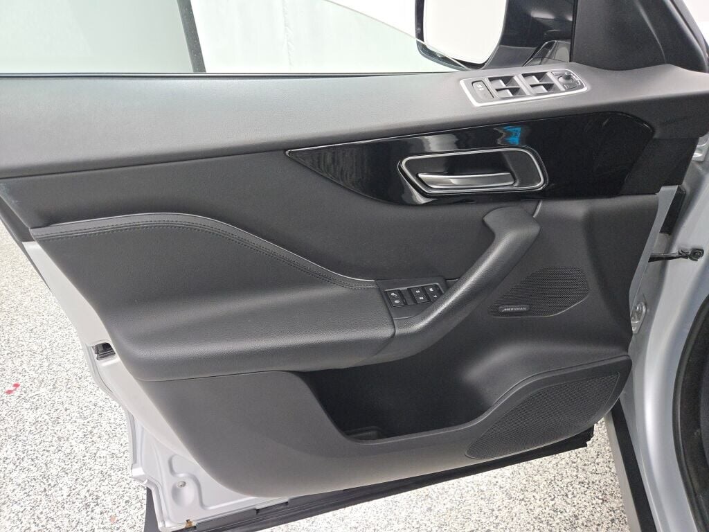 2019 JAGUAR F-PACE - Image 22