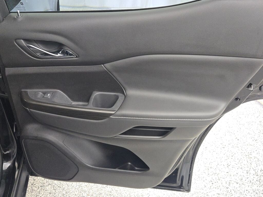 2023 GMC ACADIA - Image 10