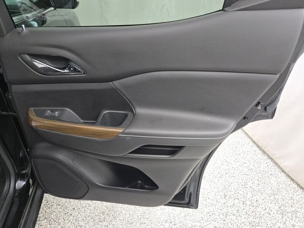 2023 GMC ACADIA - Image 10